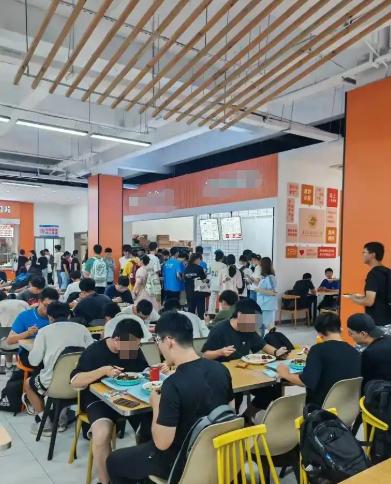 刷到一大学食堂里，一个外国留学生插队打饭，被中国学生指出后，竟一脚踹倒中国学生。