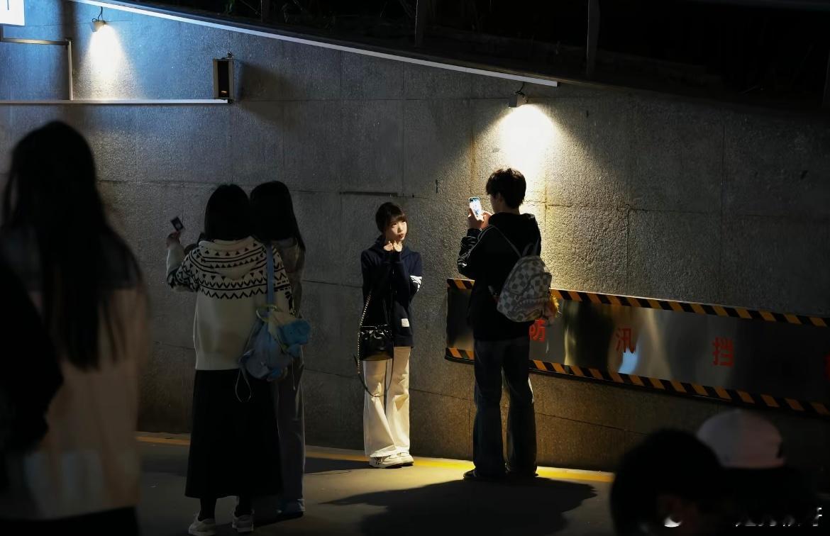 刚好拍到灯光下的小情侣 