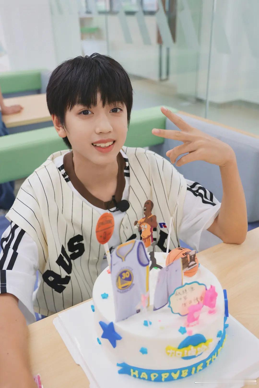 你的十四岁他的十四岁好像不一样收集了一些四四们十四岁生日博的图片，有人十四岁还是