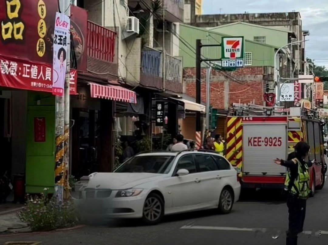 南投离谱车祸！白色BMW自撞电线杆，赤脚大妈弃车逃跑，车上搜出大批鞭炮及可疑毒品