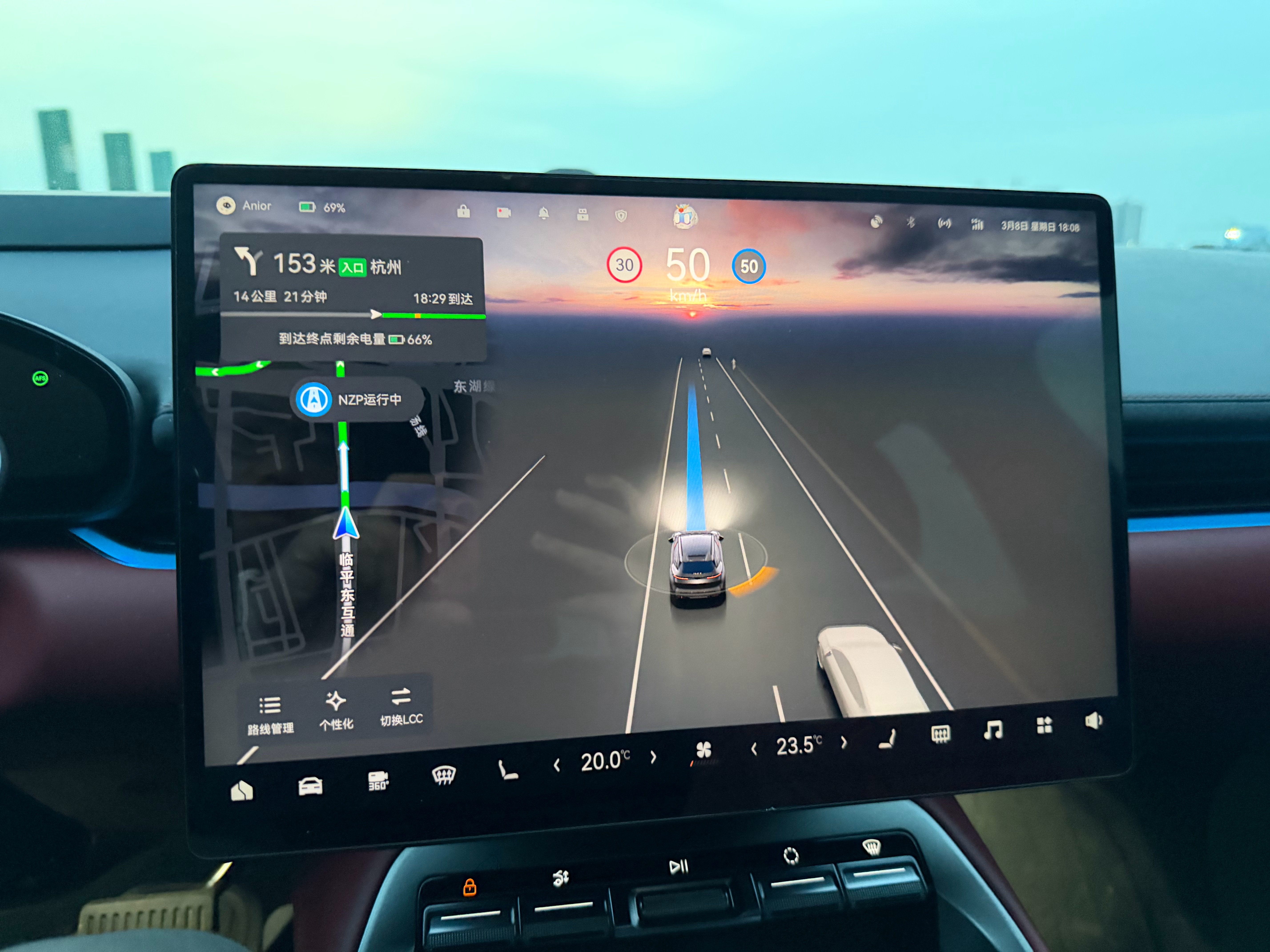 发现一个事儿，有几家的座舱（理想、极氪等）是支持在倒车（R挡）的时候唤醒语音助手