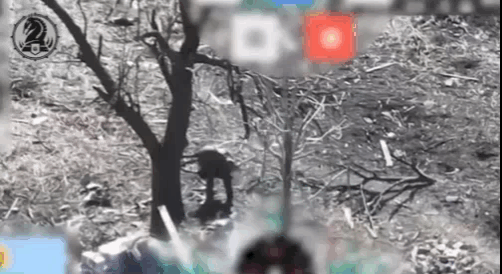俄军士兵又来给大家上武器安全课啦。这名俄军士兵不知道发什么神经，狠狠将RPG火箭