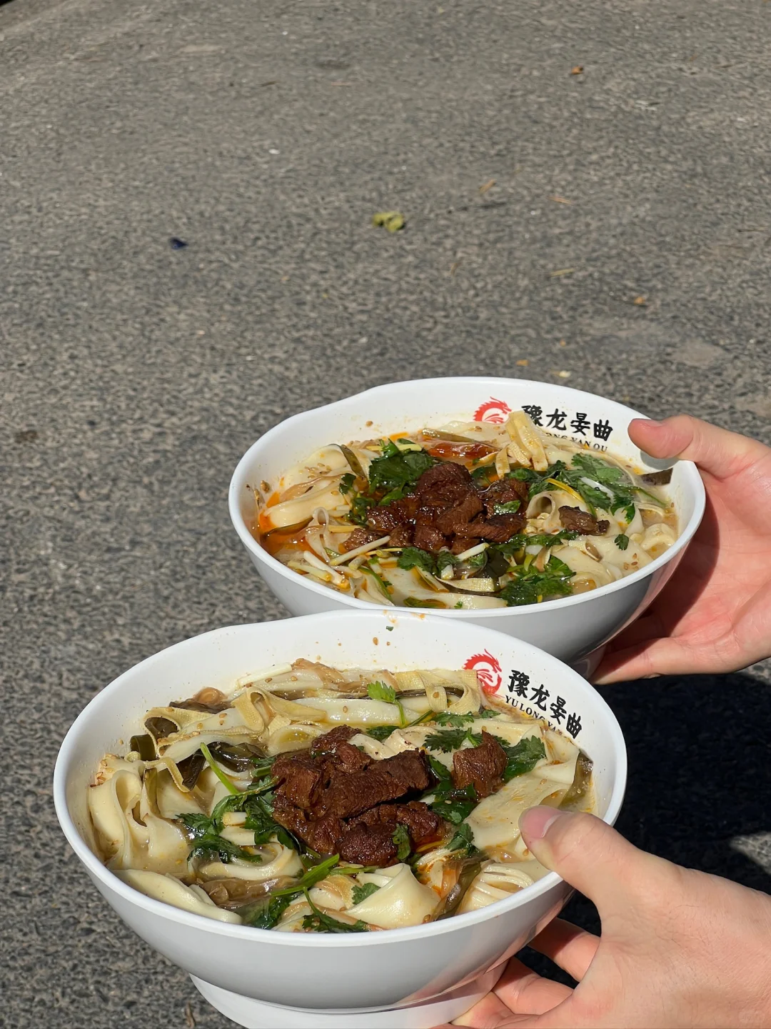 郑州人都解释一下这是啥现象？！好吃到蹲路边