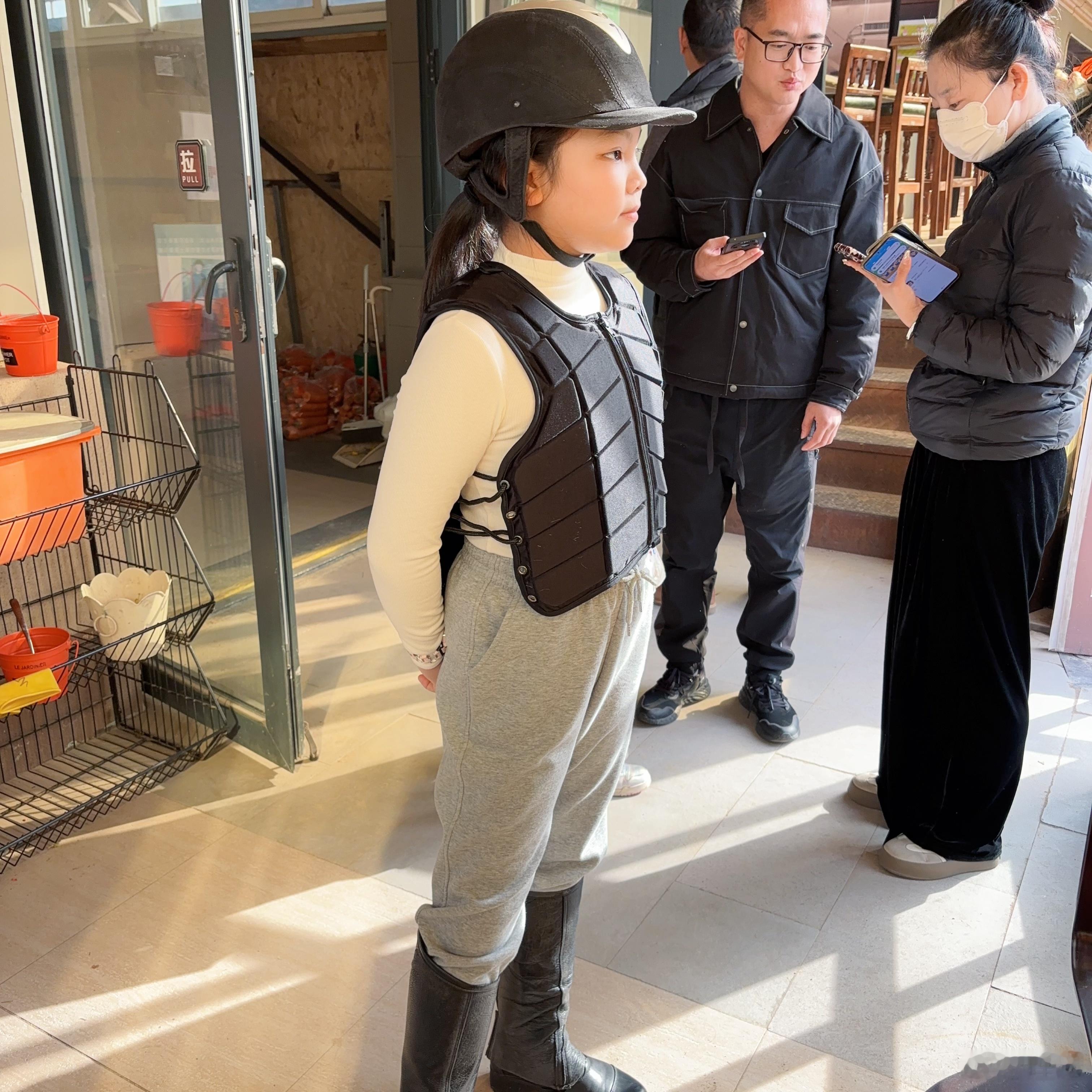 昨天下午原本是要带娃骑马去的，没办法只能让半边天单独带队。晚上给每人买了件礼物做