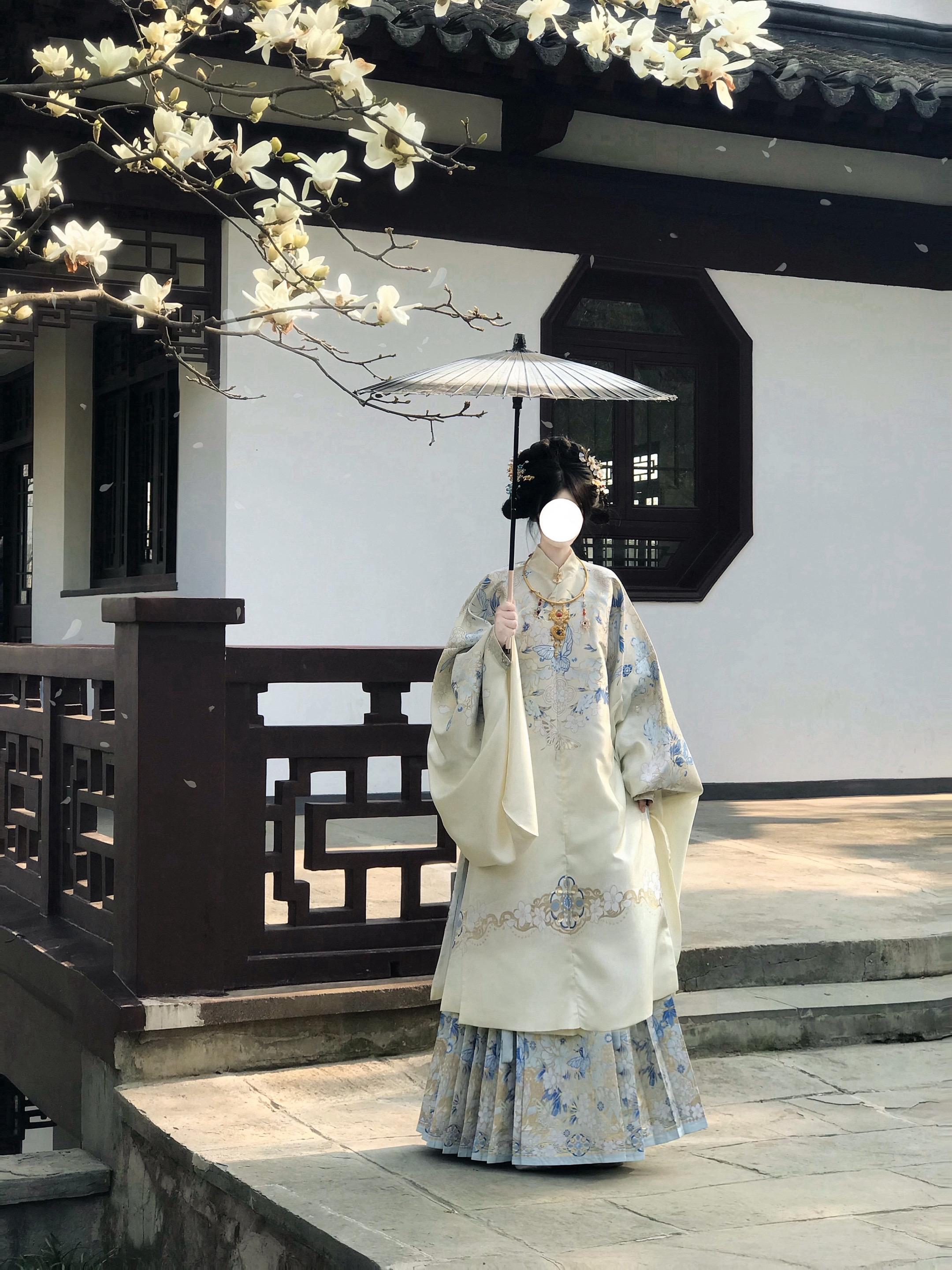 应是一叶携春来，却独枝头玉兰开.