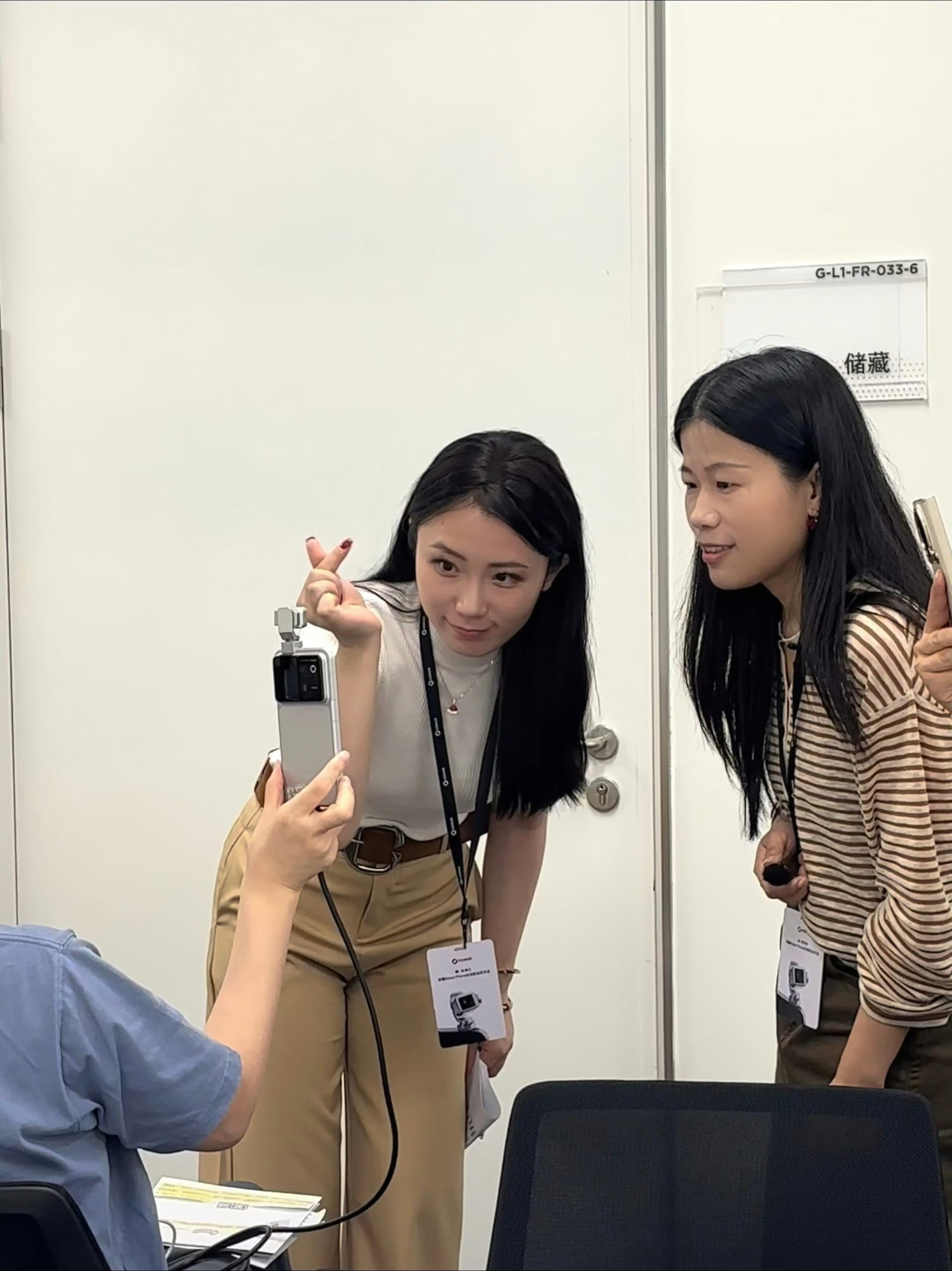 荣耀MagicOS 揉脖Phone距离发布会只剩一天，后台正在紧锣密鼓筹备。过来