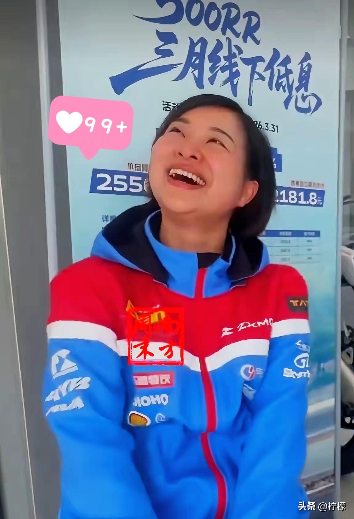 看了张雪妻子陈星伊的采访，
一个镜头让我半天没缓过来。
她对着镜头笑，特别从容，