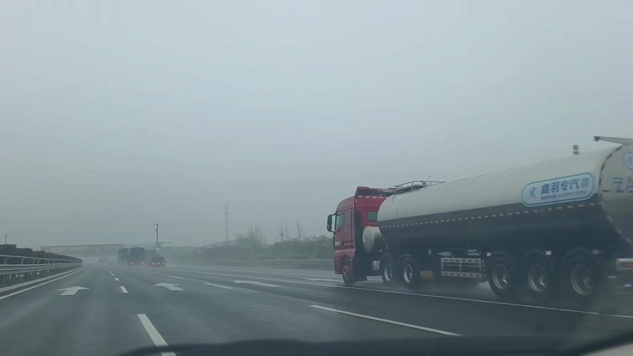 🌧️冒雨在京台高速上行驶，一路全是大货车，顶风冒雨的滋味真不好受。如果不是为了