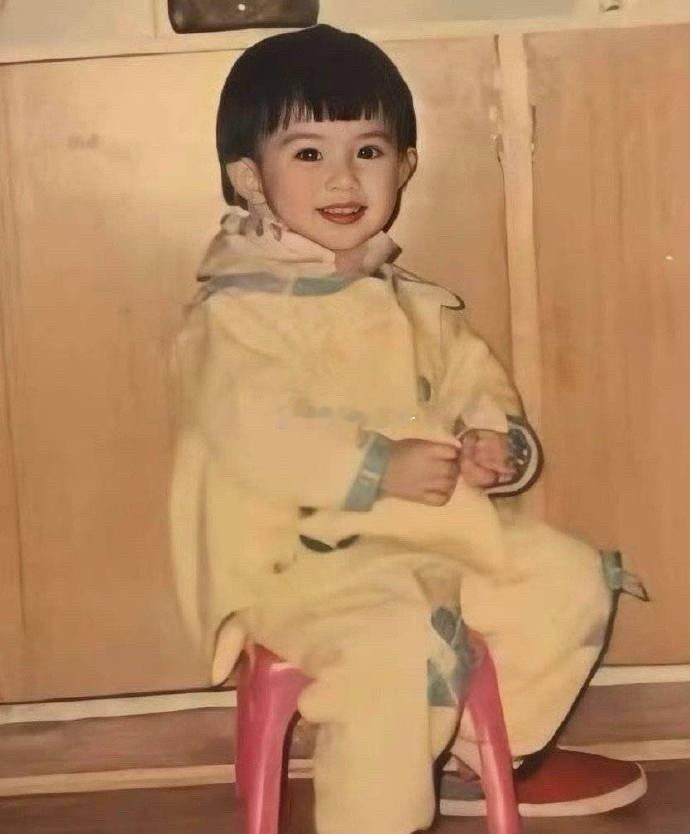 过于美貌有时候不是好事，孟子义从出道就被造谣整容，可是人家从小就这么好看 