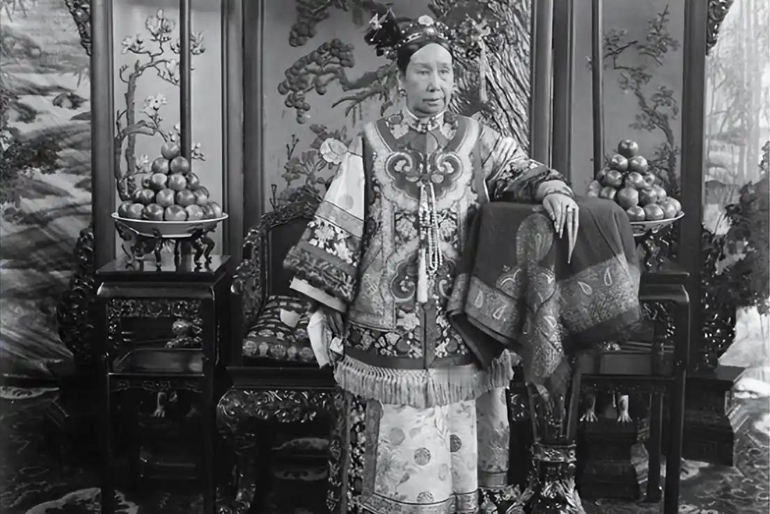 很多人都觉得慈禧向八国宣战是硬气救国，实则全是瞎扯，就是个为了自己权力疯魔的荒唐