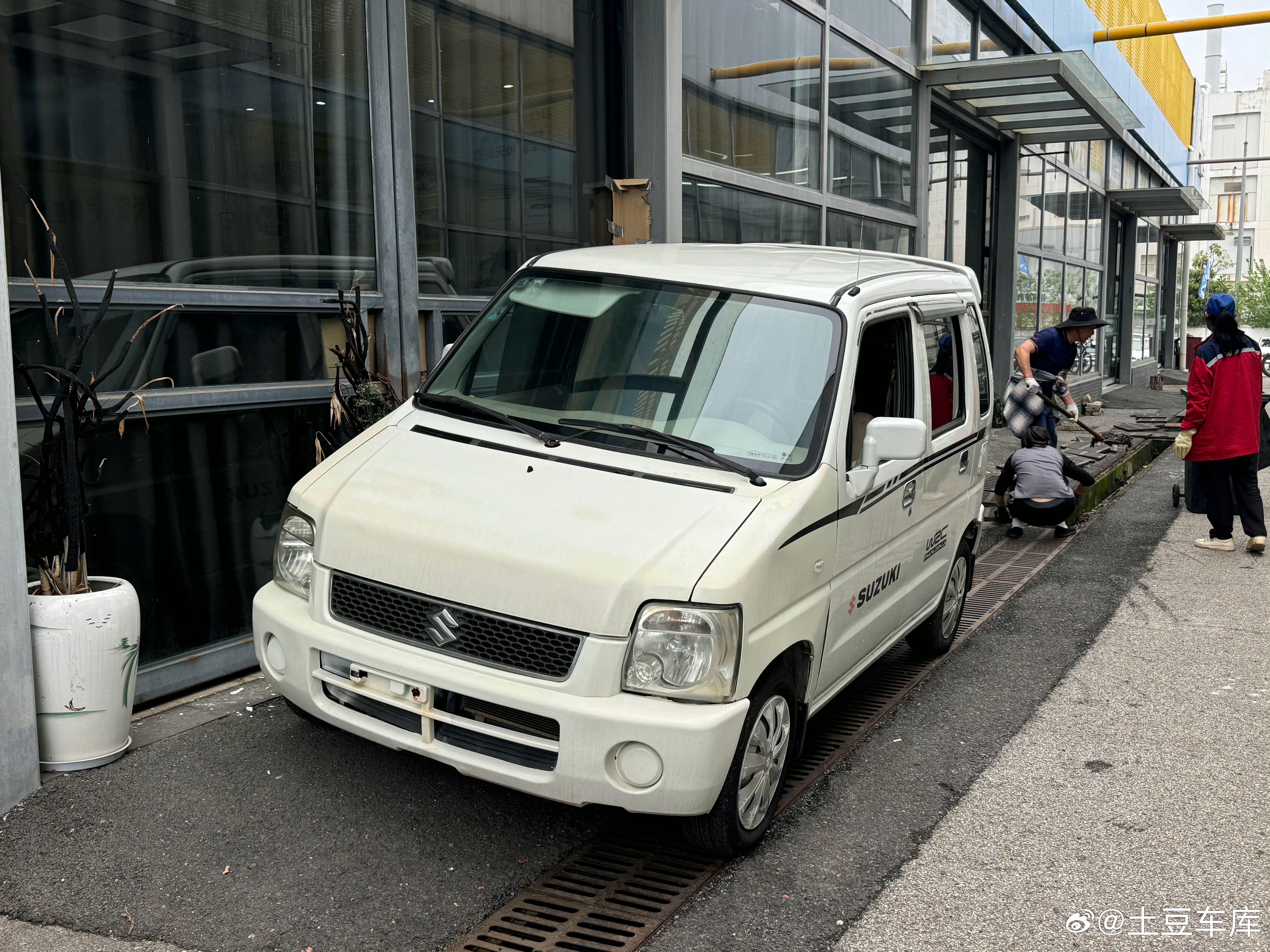 大家都说这台铃木北斗星很旺我也是我们家的镇店之宝 前段时间 我给搬到正门口洗车机
