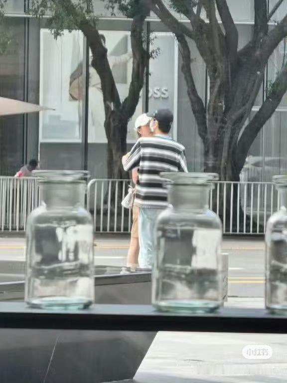 深圳偶遇许嵩冯禧逛街偶遇许嵩冯禧深圳逛街 偶遇许嵩冯禧深圳逛街，好甜蜜🥰🥰 