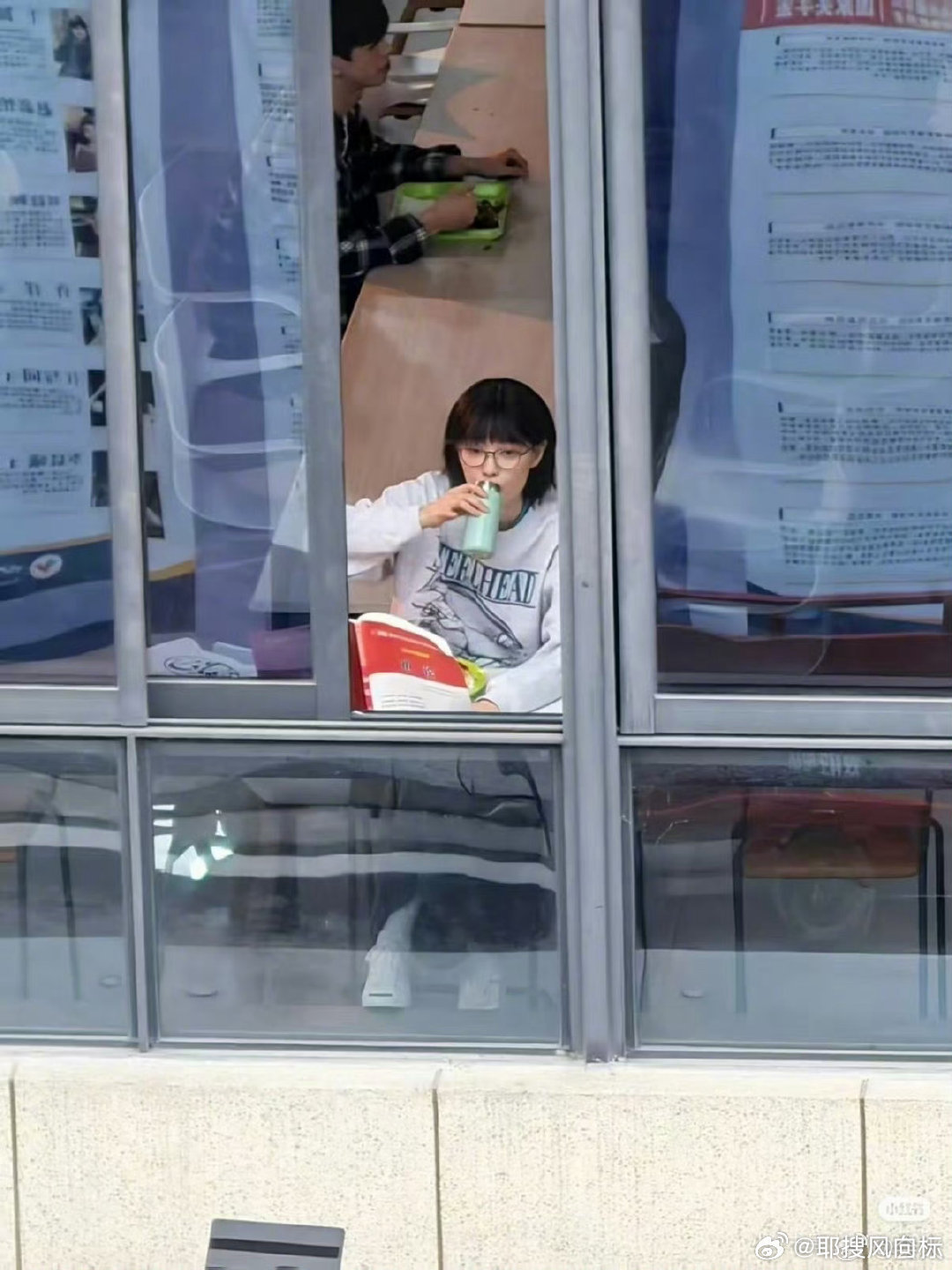 偶遇倪妮拍戏倪妮齐刘海短发从《隐身的名字》的破碎感任小名，到《简单的人生》的清爽