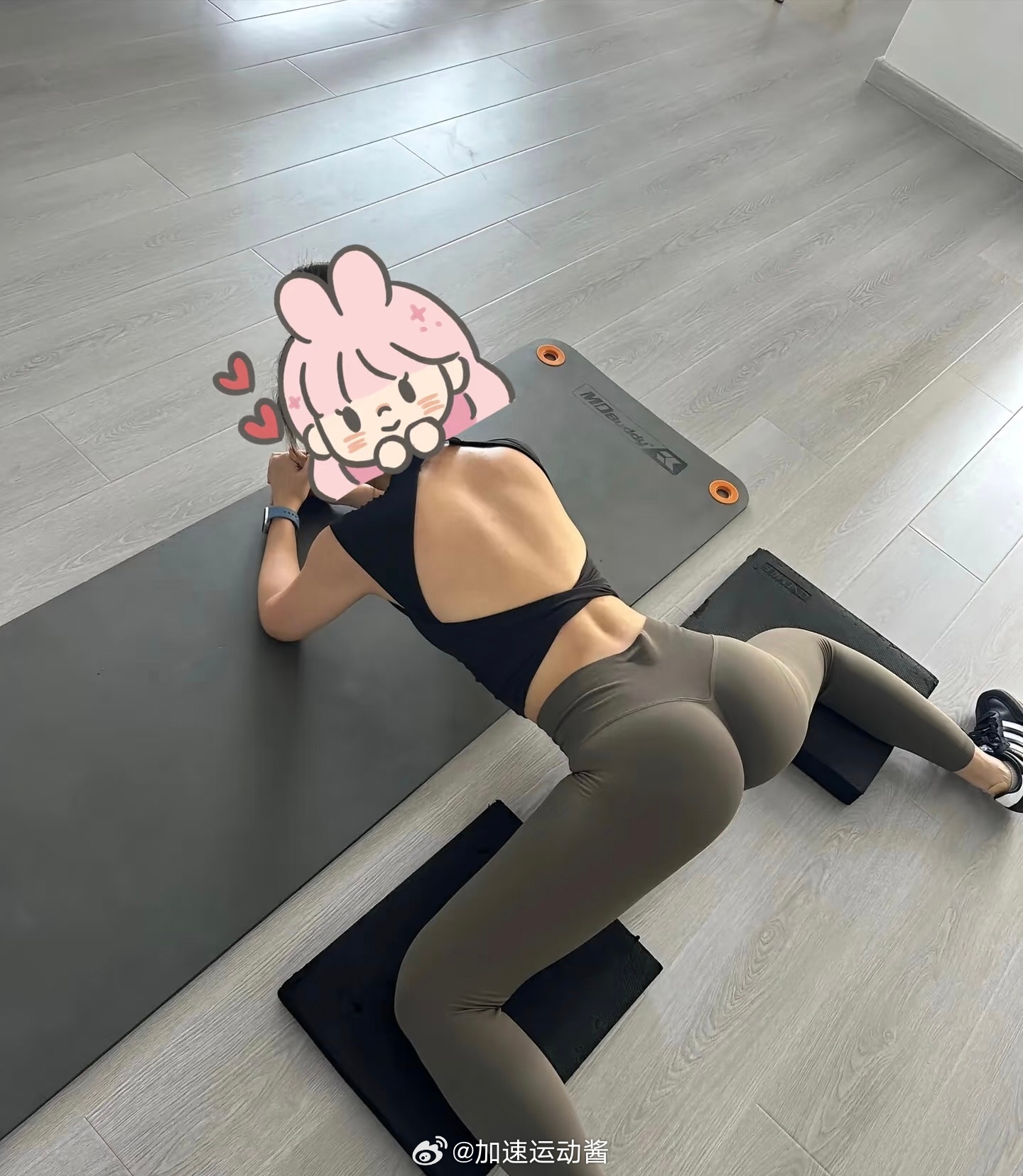 今天是练瑜伽的小姐姐肌肉练多了很容易僵硬，必须要靠瑜伽来舒缓一下下雨天，你还练的