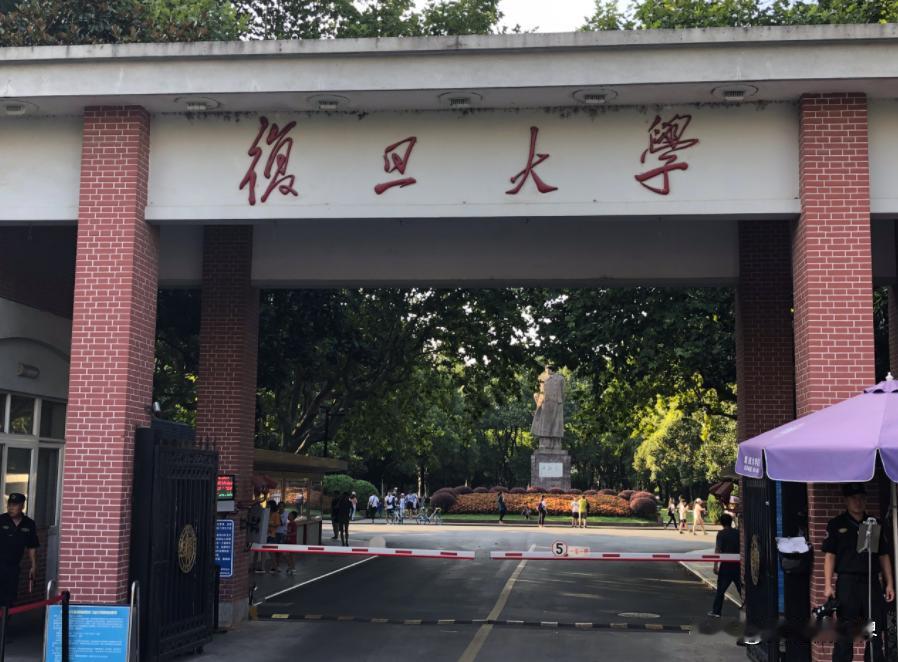 对台湾学子的思想品德考核，当然要有非常重要的一条，你懂得。
近日在复旦大学法学院