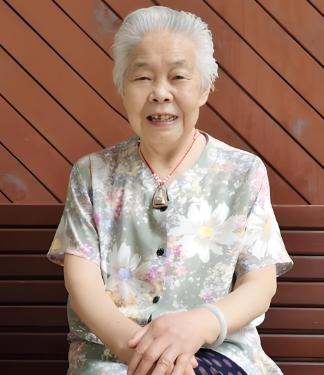 一位网友发了一段话，看哭无数人：
“小时候，总觉得母亲爱占小便宜。
去吃个酒席，
