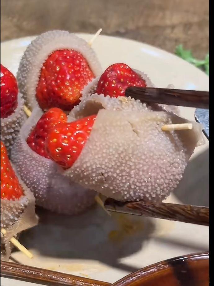 毛肚草莓火锅把四川人整沉默了 看见这个搭配的我也沉默了 你最不能接受什么食物混在