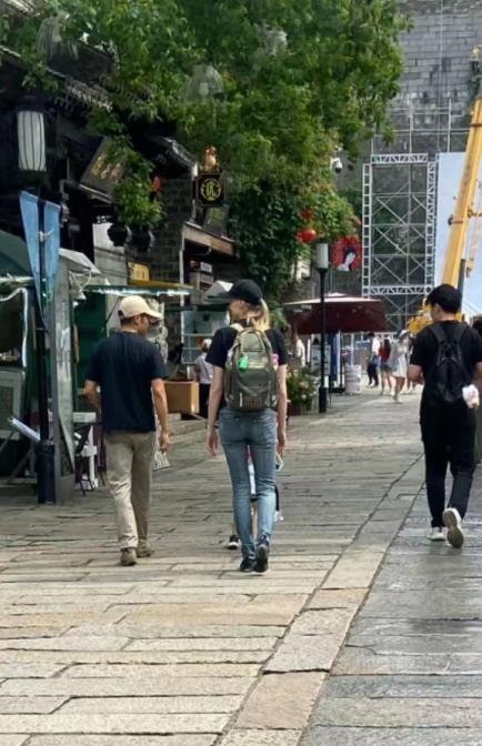 撒贝宁一家四口游南京！女儿穿汉服更受宠，外籍老婆罕露面身材太出挑，腰线比老公高长