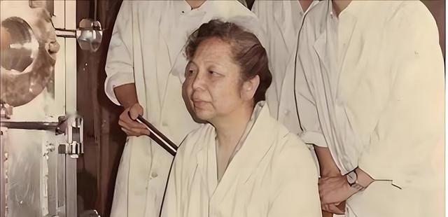 1957年，美国海关私吞了中国女人行李箱里面的6800美元现金，他们开心地笑了起