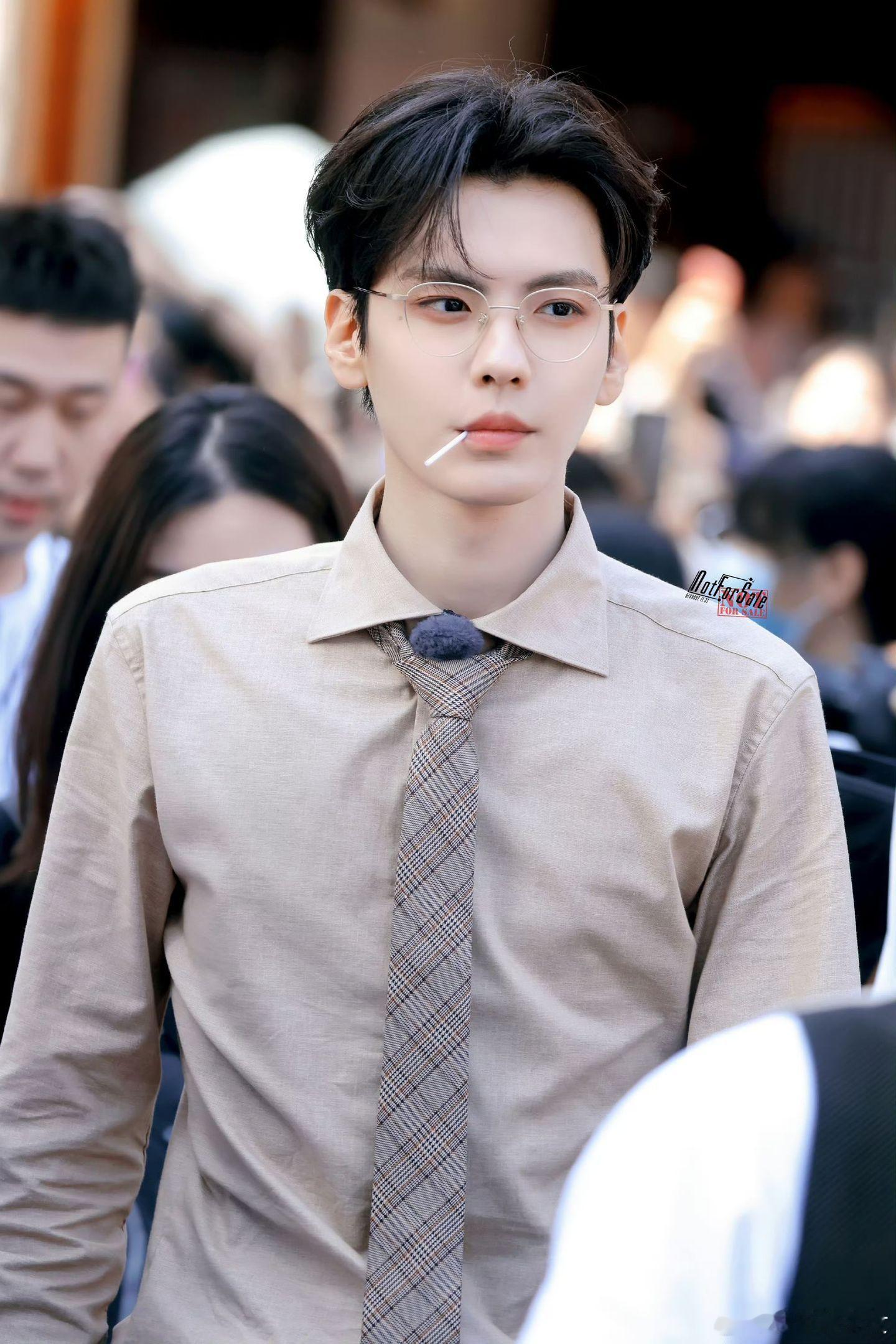 毕雯珺金丝细框眼镜毕雯珺金丝眼镜造型深入人心，裴川教授斯文禁欲，校园路透清爽学长