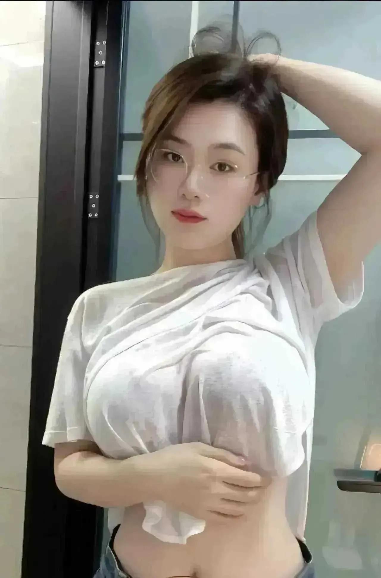 昨夜沐浴后刚刚就寝，我收到了一条来自28岁寡妇的短信：“门未锁，澡已毕，静待君至