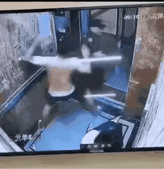保安进电梯遇到一赤裸上身男子调戏女孩，上前干涉却被壮汉击打。哪知这个保安是个练家