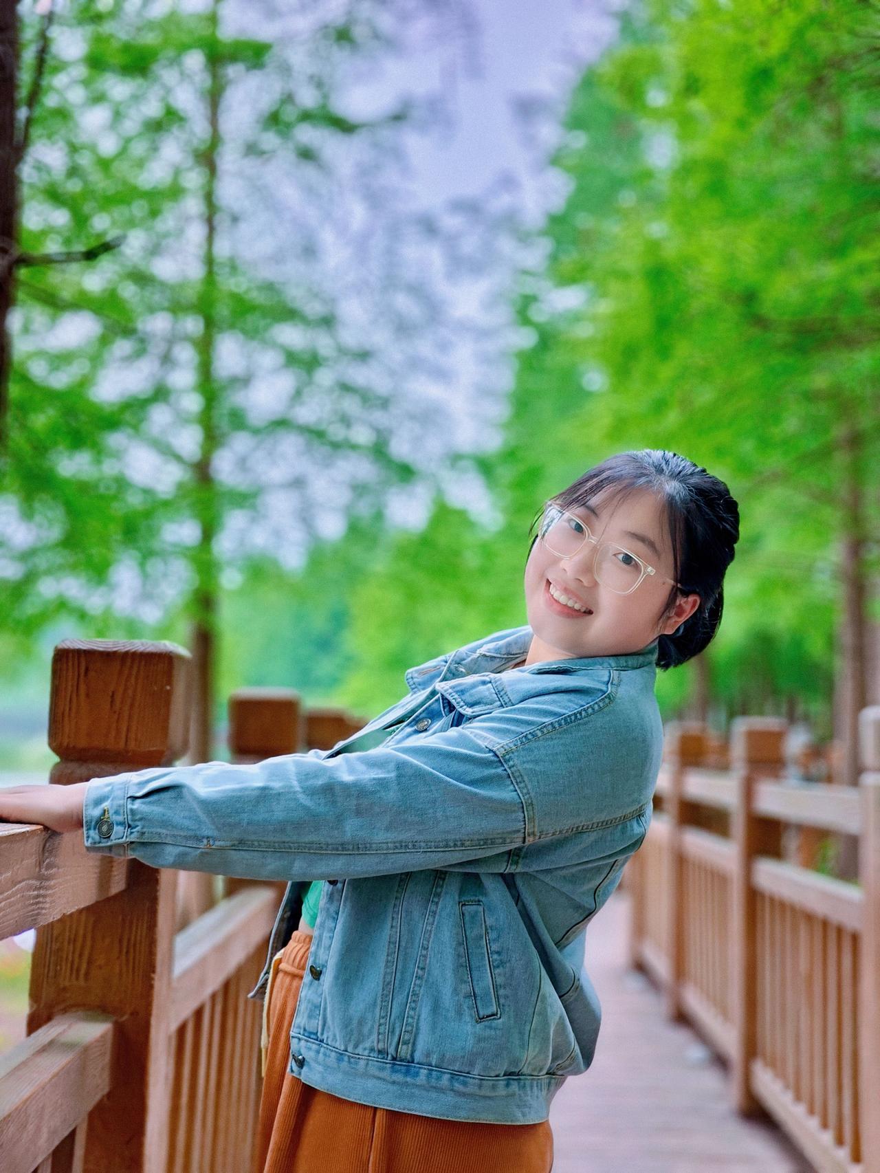 记录带娃赏花的日子 花树下的合影 花墙下的我们 晒娃和遍野花儿的合影 小姐妹花