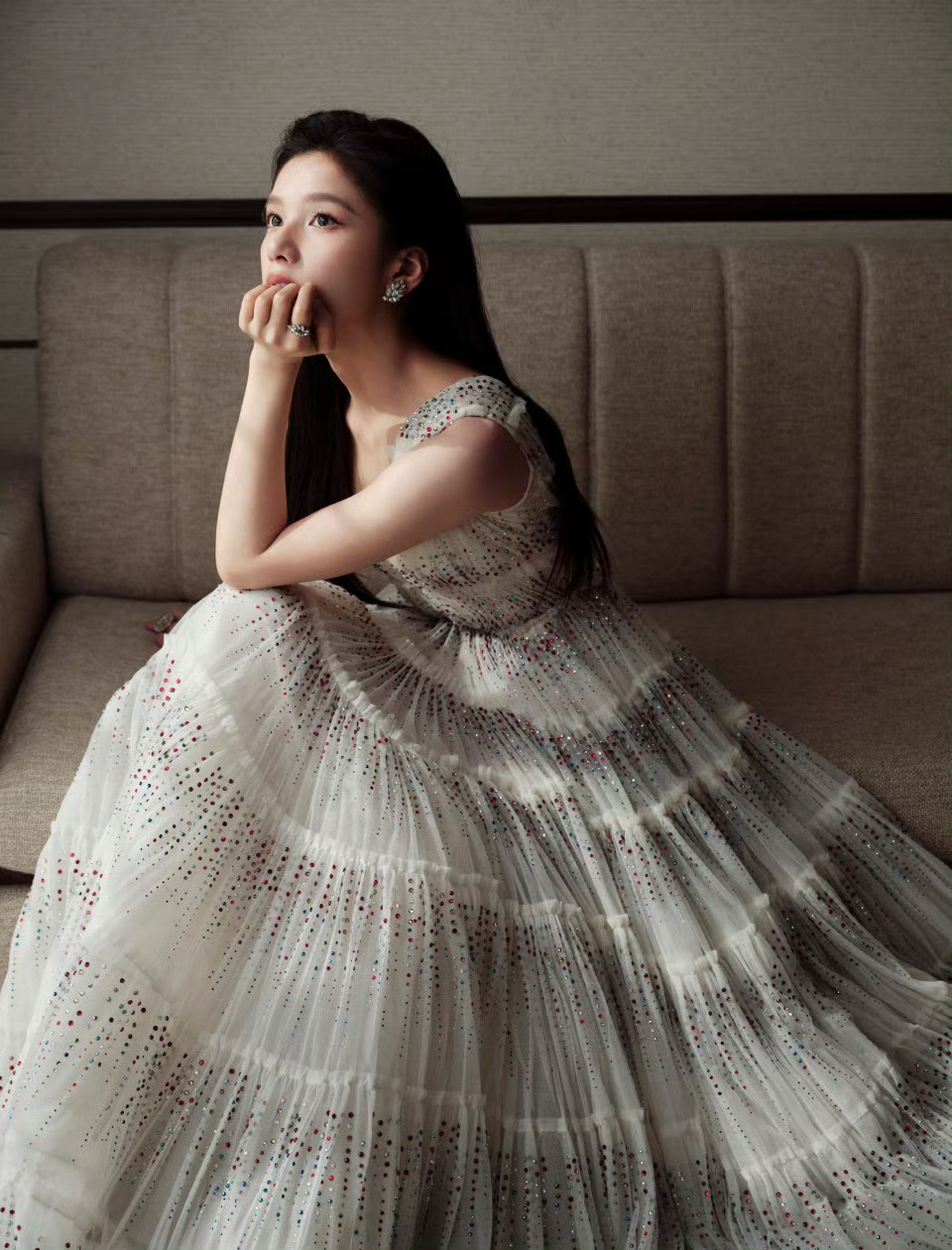 张婧仪记一场璀璨流动的梦境，共赴「幸福」之旅。 