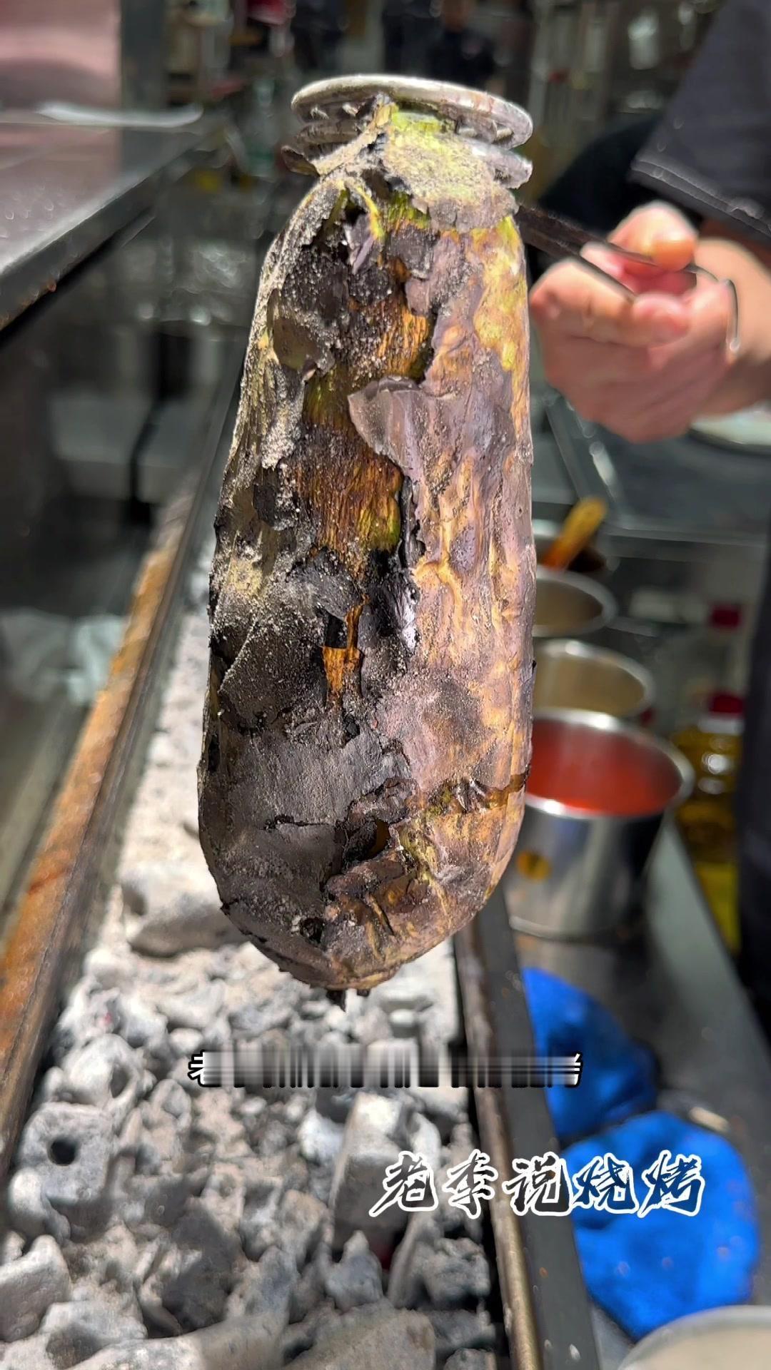 🔥老李做烧烤咱是啥都能烤，这个特色炭烧茄子就非常的不错，浓郁的蒜香融合鲜椒的清