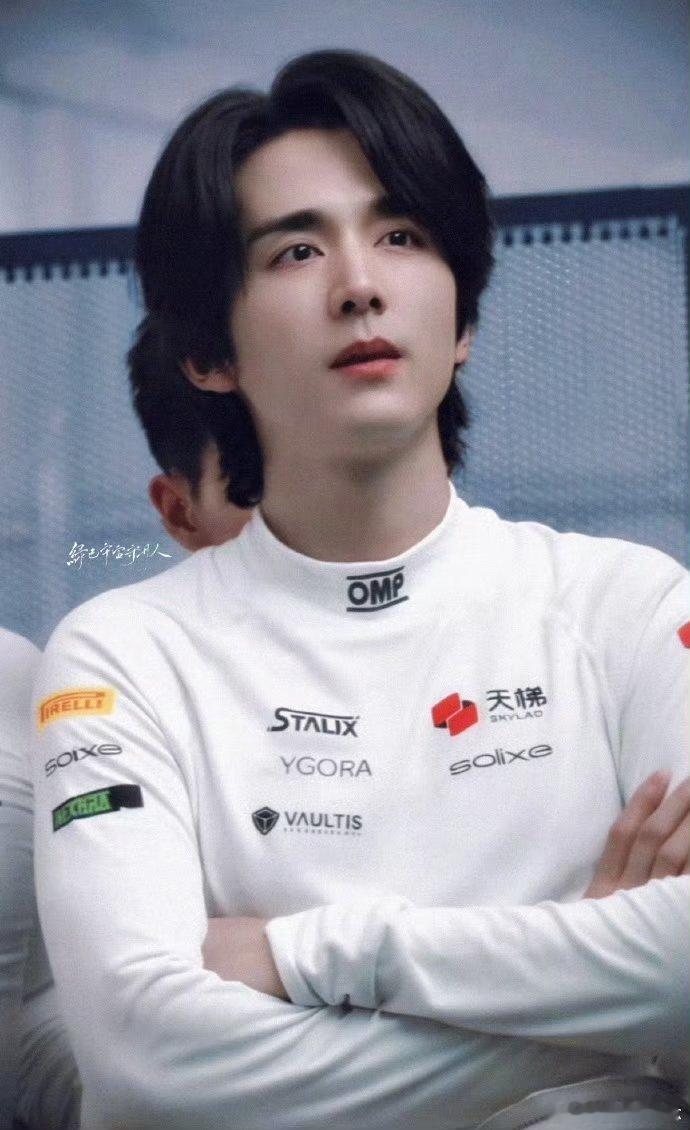 看张新成穿紧身衣嘴角比AK难压 救命！张新成穿紧身赛车服也太绝了！造型又酷又欲，