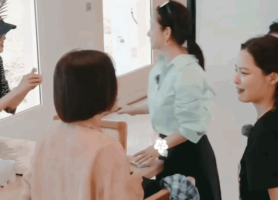 #秦岚 我们不缺住好酒店的经历#在花少5中，秦岚的加入为这个节目增添了不少亮点，