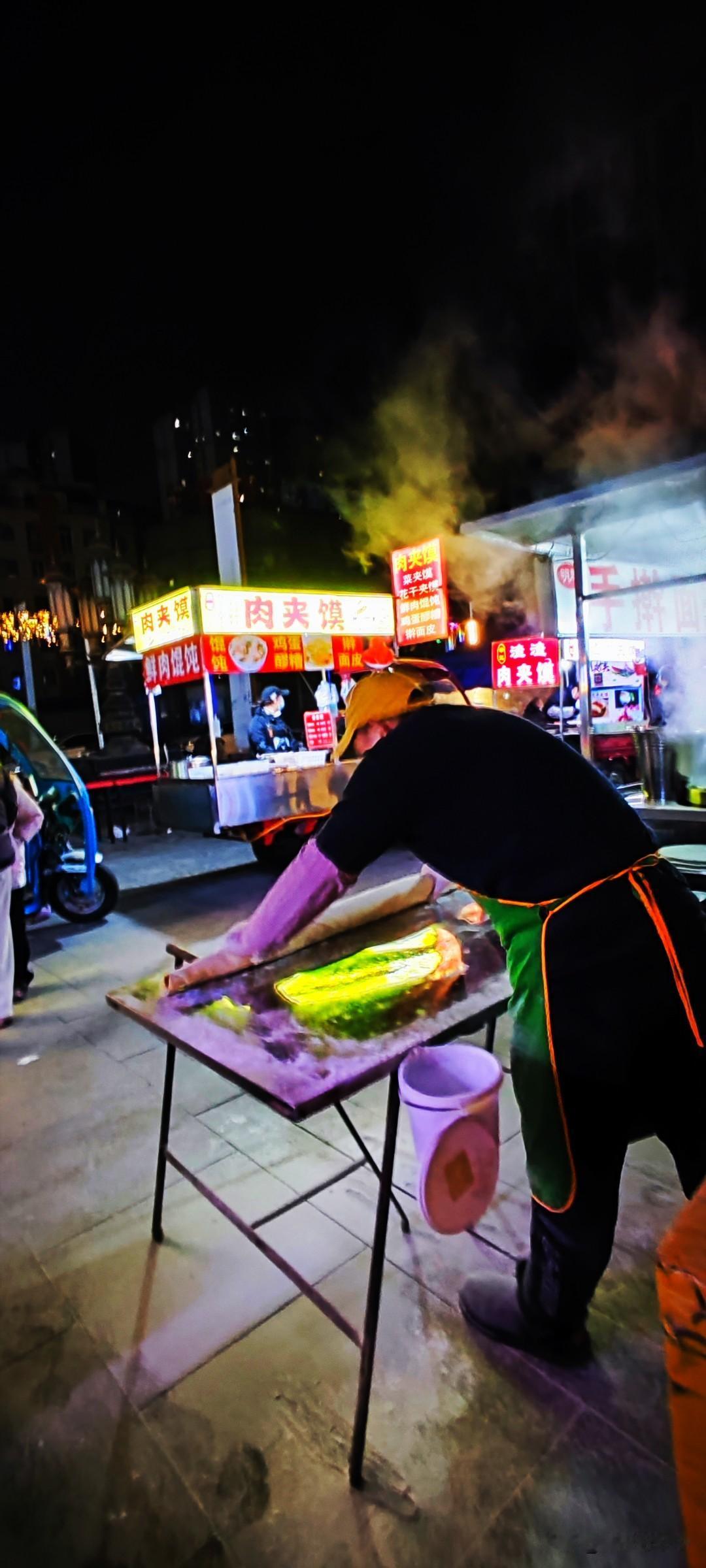 冬日三餐打卡选择晚上去夜市走走，贪恋感受那人间烟火的颜色、味道和吆喝声。冻得斯哈