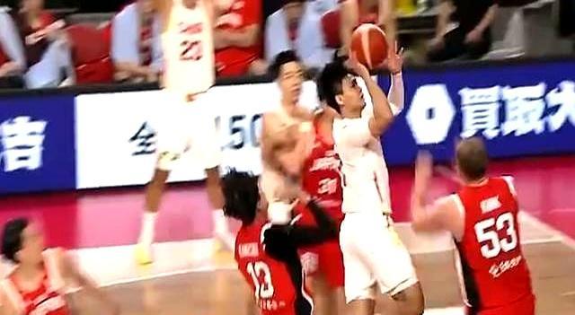 日本主场领先15分，以为稳操胜券。没想到下半场被中国男篮打回原形。
 
第三节哨