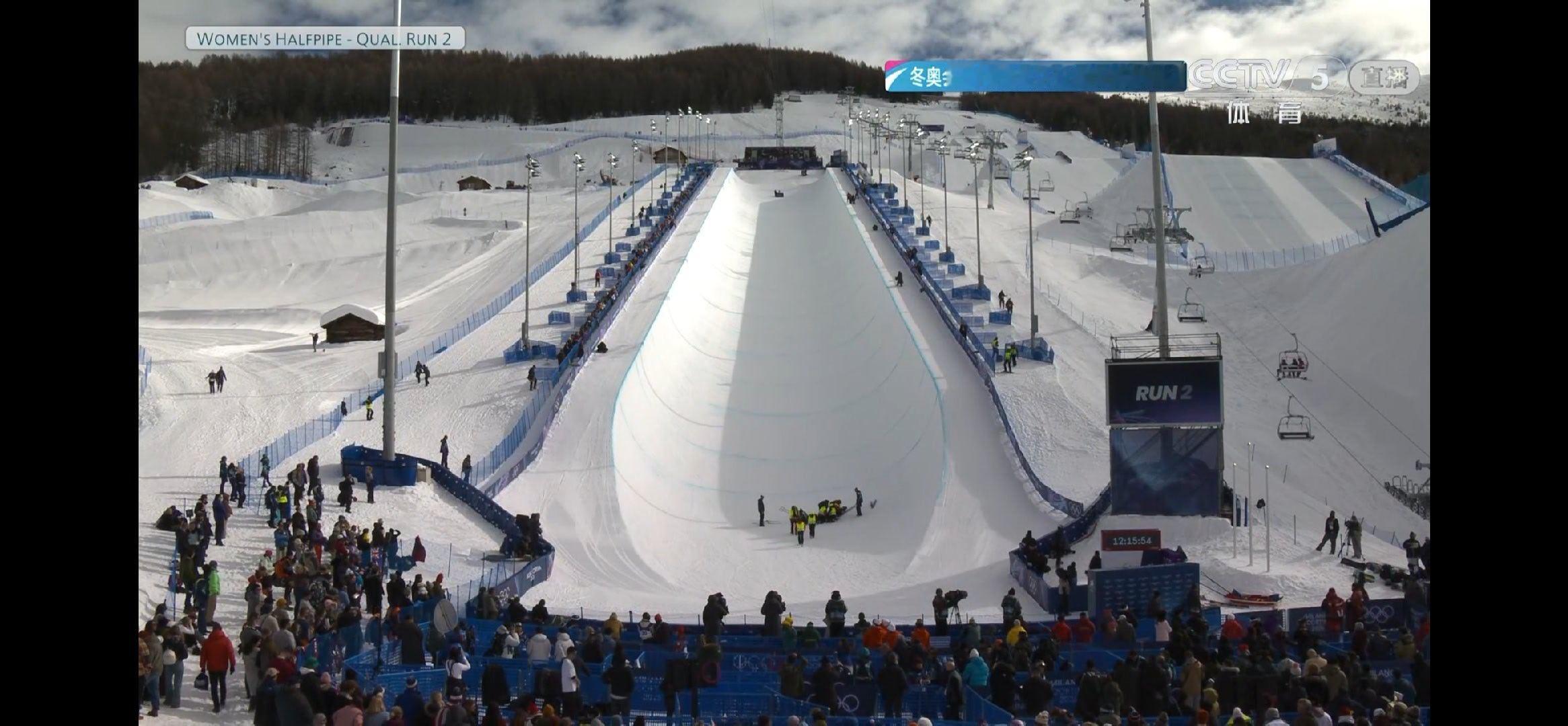 摔好重很久没切镜头了，最后只能躺担架离场了。 