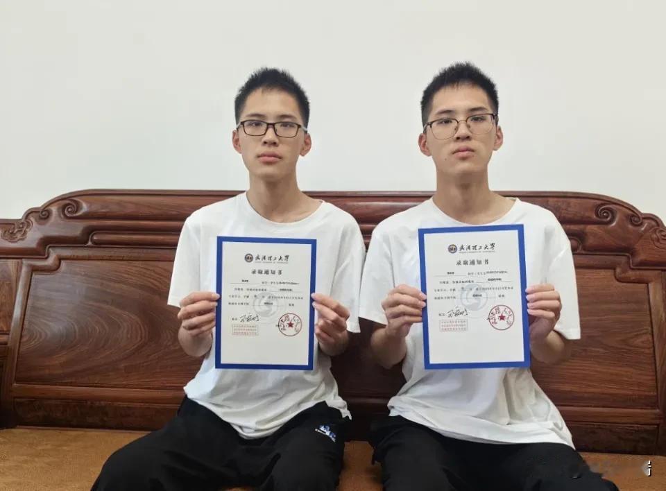 广西双胞胎兄弟高考同考621分，被同一所大学同一专业录取，两人中考分数也完全相同