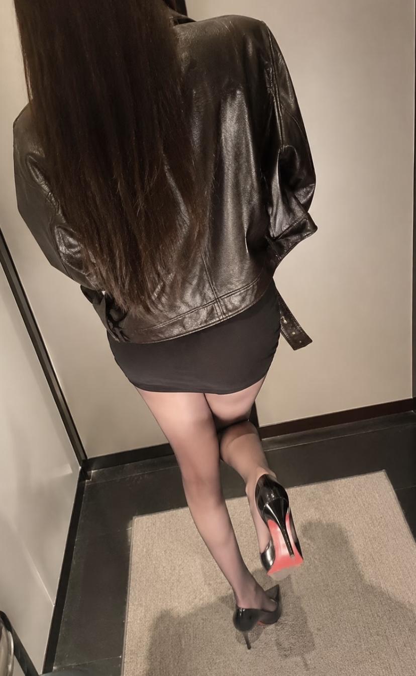 新买的皮衣，大家觉得好看吗？女性时尚皮衣 皮衣自拍 女士修身皮衣