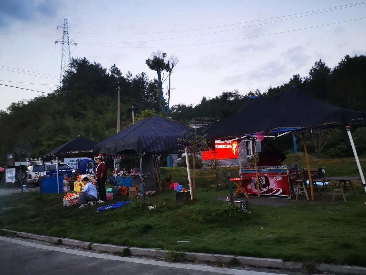 由于青龙湾漂流已晚，只能夜行皖南川藏线，随途散拍。
