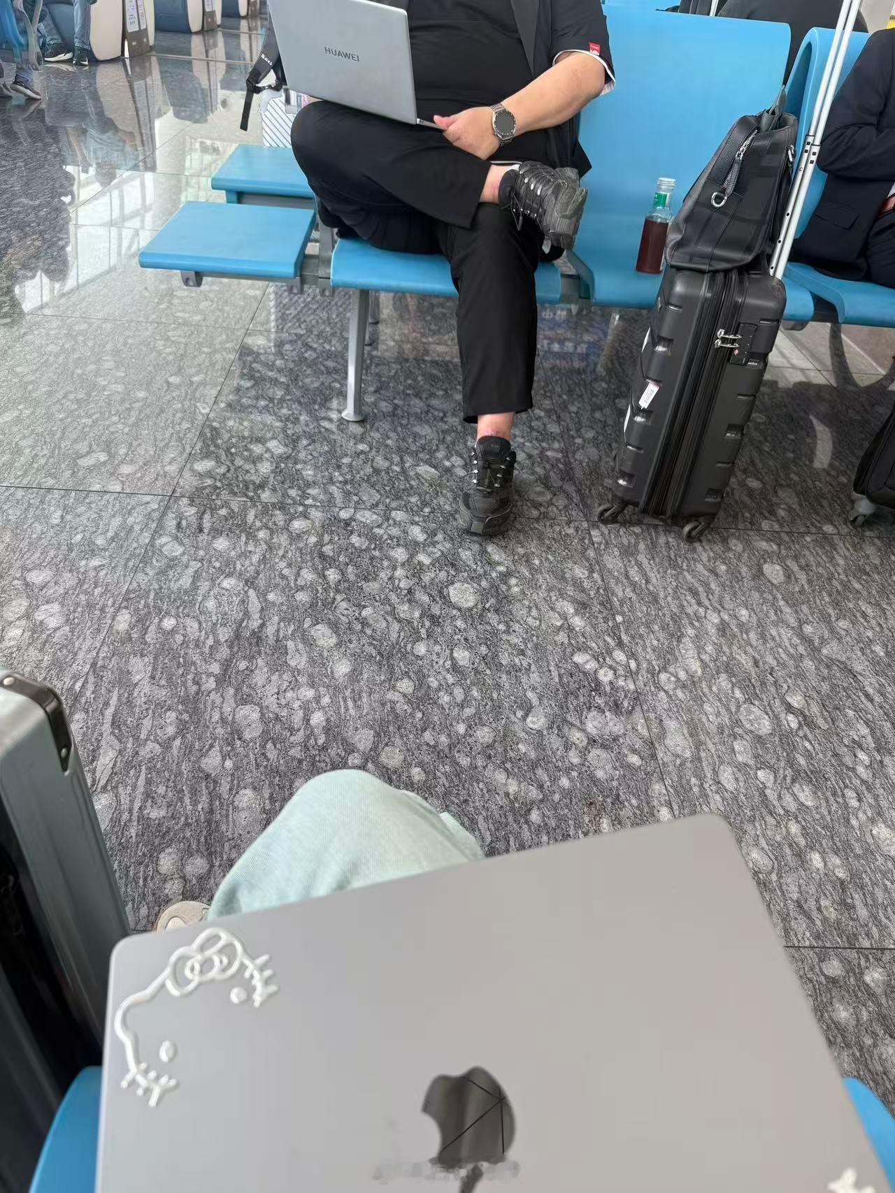 机圈职业病+1 婧婧出差看到对面大哥全套华为 商务人士首选[喵喵] ​​​