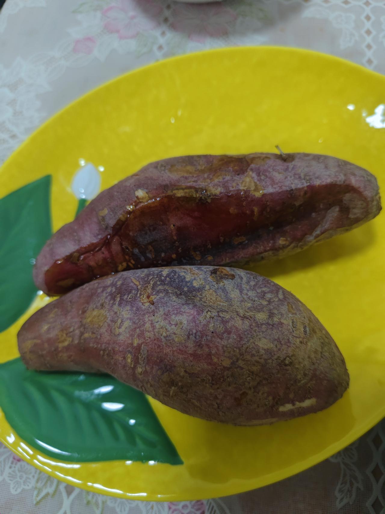 终于买到一次好吃的红薯了，实在是太难得啦！

感觉今年的红薯还是挺贵的，超市一直