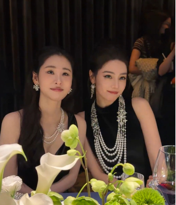 迪丽热巴张碧晨同框合照迪丽热巴张碧晨合照迪丽热巴张碧晨同框合照！！！美爆了
