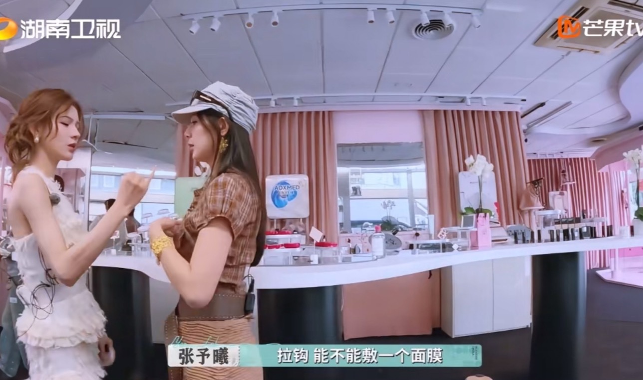 赵昭仪的眼神一点不清白 赵昭仪看张予曦毕雯珺的眼神也太好笑了，说不上一点儿清白啊