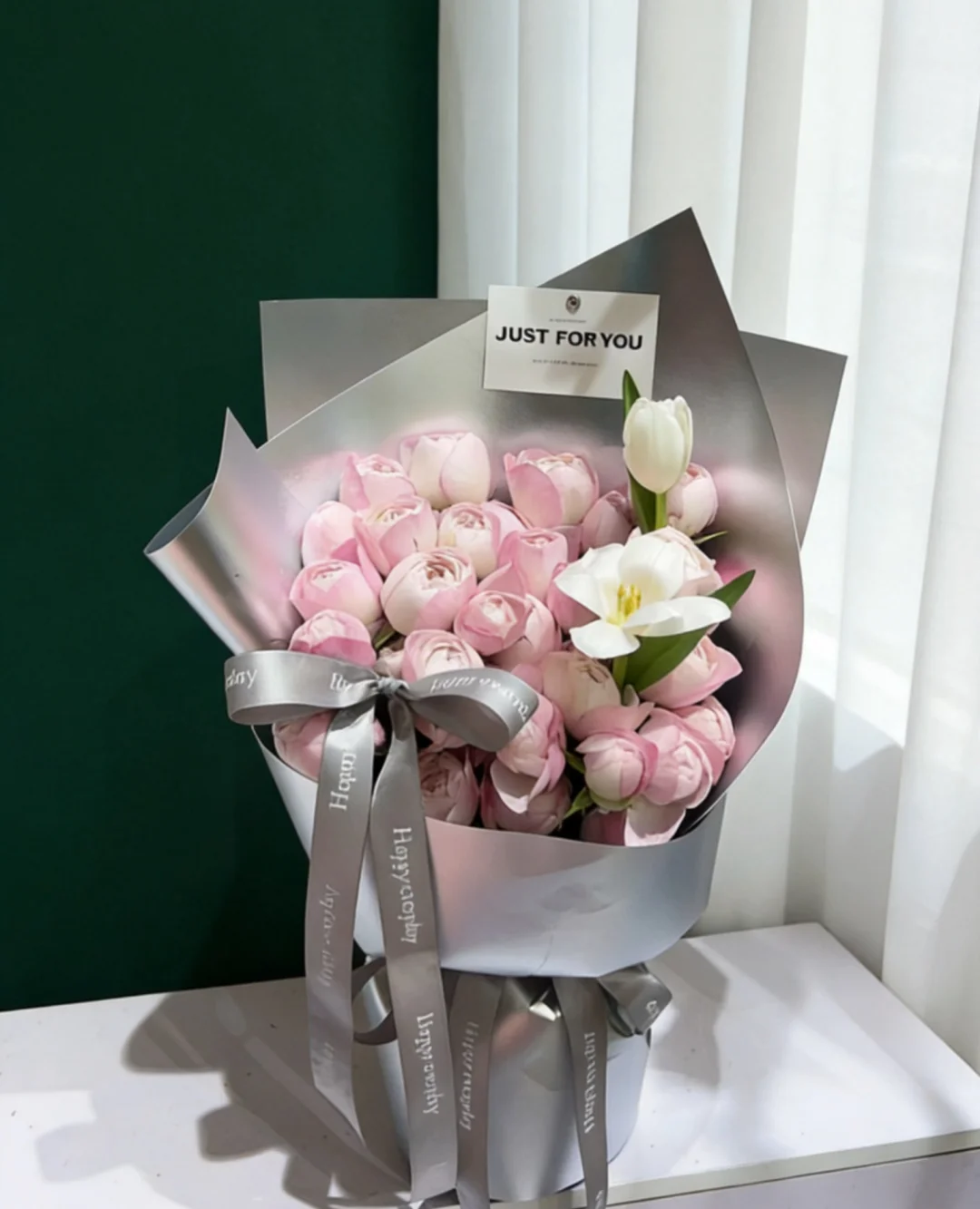 草莓杏仁饼郁金香花束