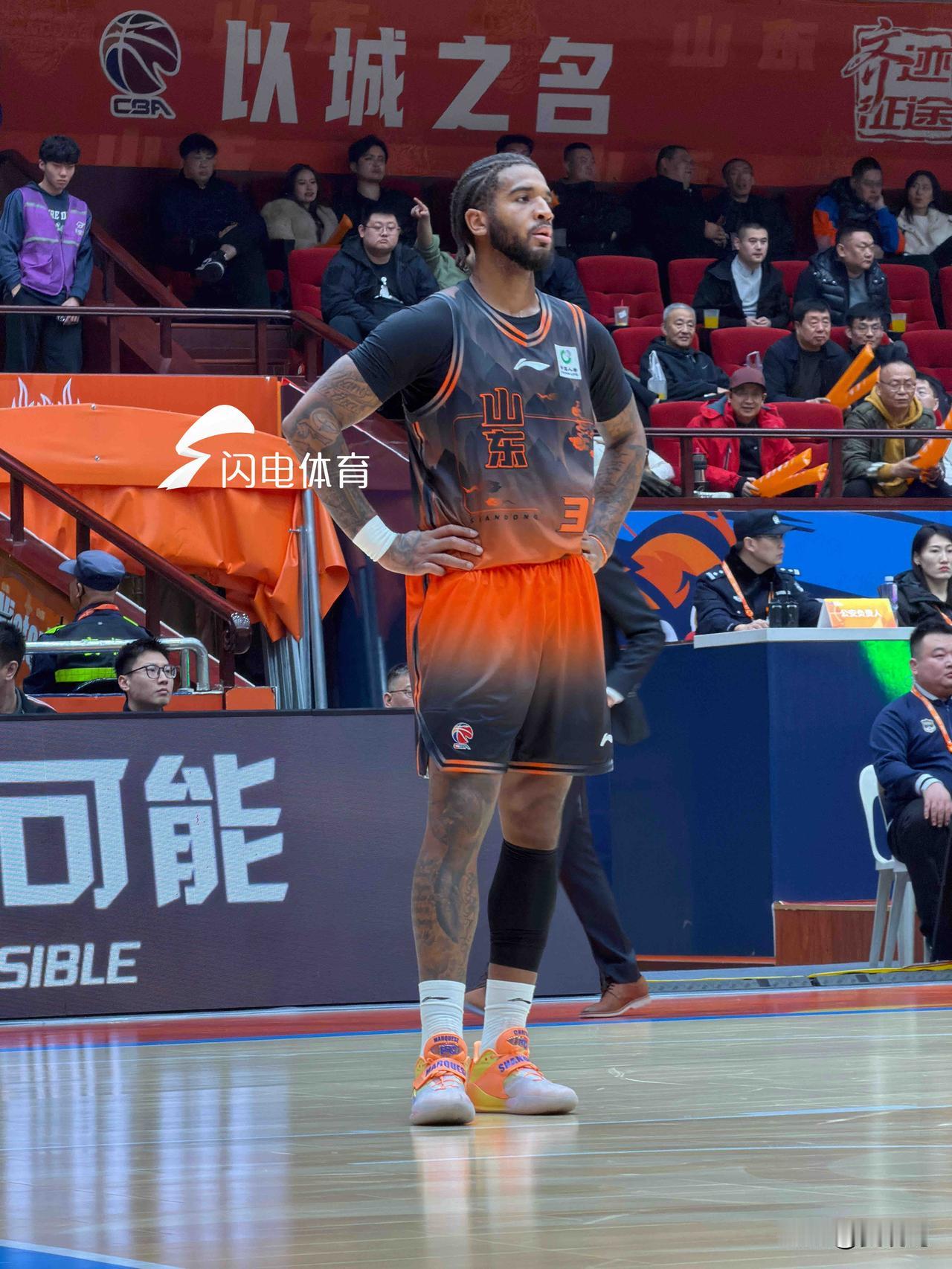 琼斯和约翰逊确实需要尽快调整状态了！山东男篮主场不敌浙江，及时总结，上半时的防守