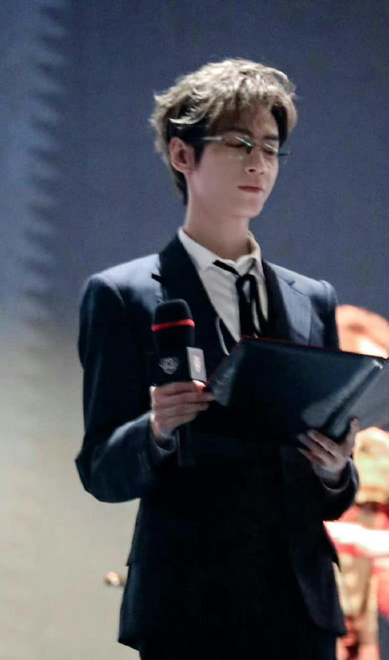 罗云熙真的有一种小孩的身体，顶着一个大大的头的感觉 ​​​