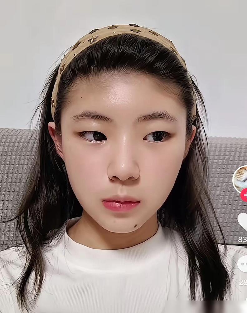 刷到上海网红乔乔家的女儿“小黑熊”，14岁，不上学了。

我看评论区还有不少人羡
