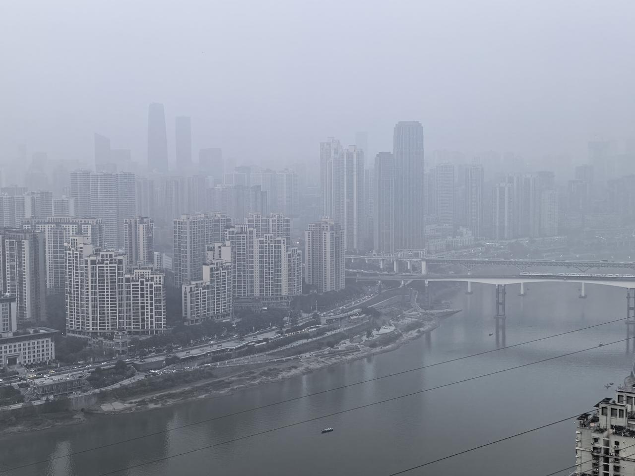 今日看到一个博主分享他看到一个女生说23岁第一次吃海底捞，怕大家笑话！
他表示他