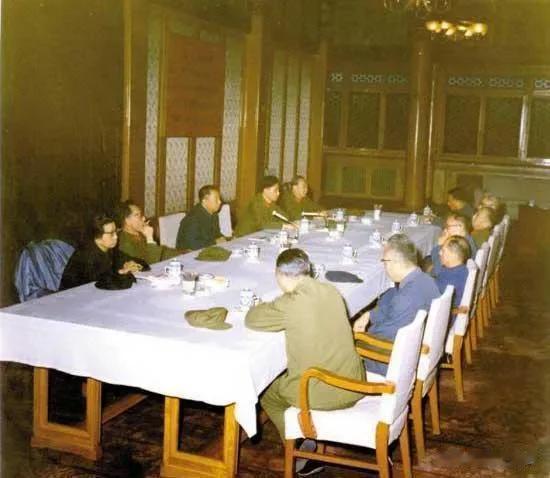 1976年10月6日，北京，怀仁堂 。“四人帮”被捕前最后一次在政治局会议上的留