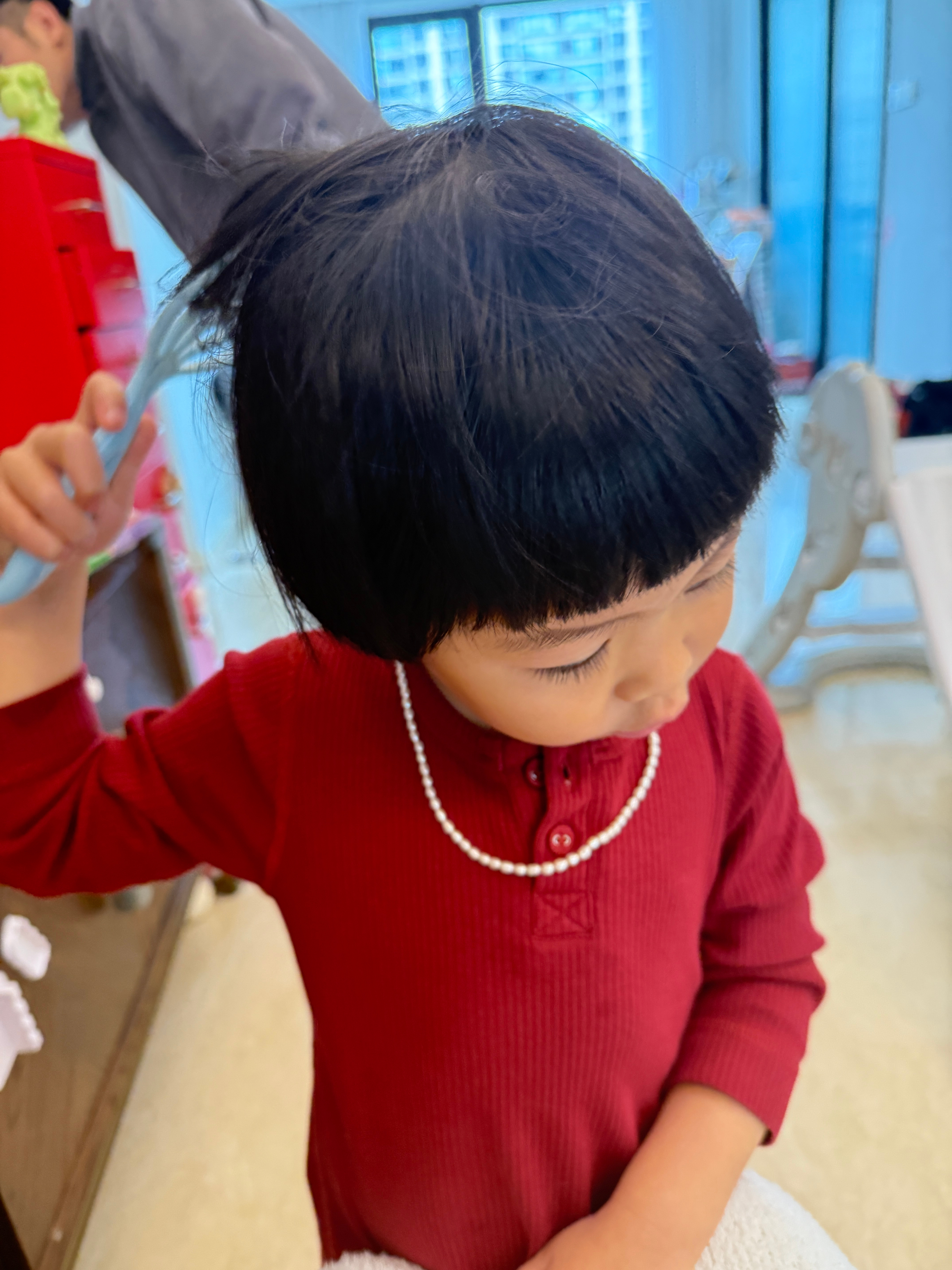 小素翻箱倒柜找出来一把按摩爪，问我是干嘛用的？我说是按摩头的，说着我给她按了按问