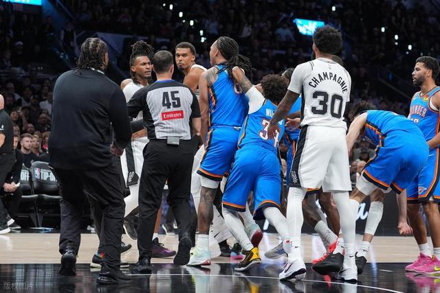 NBA揭幕战两极反转！卫冕冠军翻车，雷霆统治全场，新赛季格局彻底变天！
 
新赛
