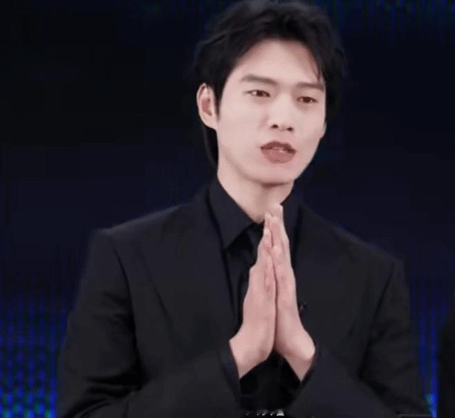 昨天直播，帅哥又被蹭上了，这是颜值扶贫。